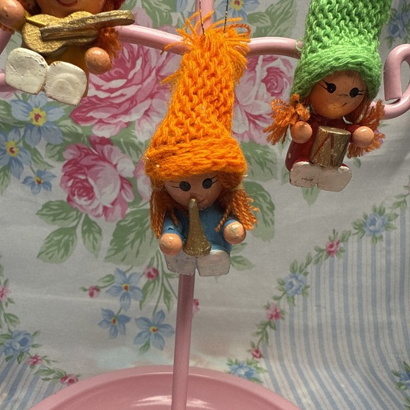 Vtg wood wooden Christmas ornaments 1970s knitted hats girls  retro crochet kmit - Picture 3 of 6